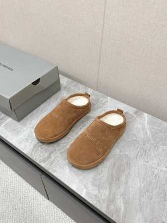 Balenciaga巴黎世家 新款情侣棉拖 顶级版本超火巴黎世家毛拖 情侣尺码 时装博主与欧美明星大爱款 冬季必备款 时尚却不过分张扬 show details - 点击图像关闭