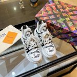 顶级版本 本款 LV Archlight 运动鞋巧妙融合皮革和科技面料，以双层鞋面迎接新季。LV Circle 标识点缀波浪形橡胶外底，Monogram 帆布后