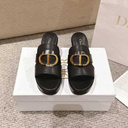 代购级别 30 Montaigne系列是迪奥衣橱的必备单品 金色饰面金属Cd标志突出了廓形 并提升了金色层压小牛皮 采用永恒的线条 优雅的7厘米厚的鞋跟和2.5 - 点击图像关闭