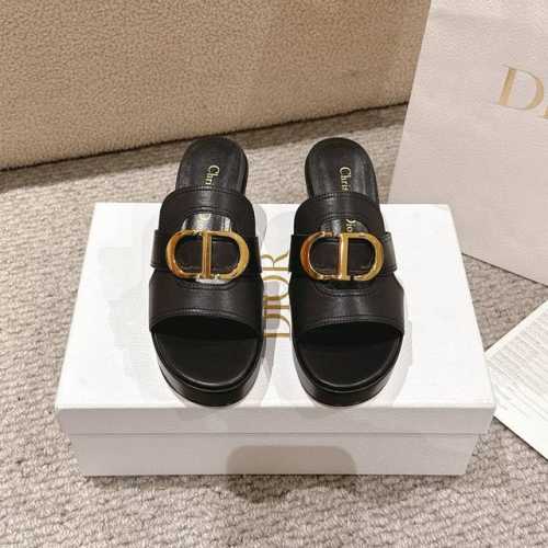 代购级别 30 Montaigne系列是迪奥衣橱的必备单品 金色饰面金属Cd标志突出了廓形 并提升了金色层压小牛皮 采用永恒的线条 优雅的7厘米厚的鞋跟和2.5
