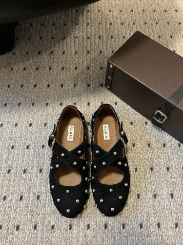 独家新品 Alaia 25 走秀款平底芭蕾舞单鞋 颜色众多 新品一直出 兜兜转转还得是Alaia 极致的舒适和百搭 交叉带的设计有种芭蕾舞的感觉 章小蕙同款 甜