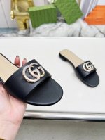 出厂价:橡胶底 顶级版本真皮大底 Gucci 古驰5春夏新款双G饰扣圆头平底粗跟拖鞋，这G家系列拖鞋太好看了，高端必入款～ 双G Logo上脚太好看了，气质款！