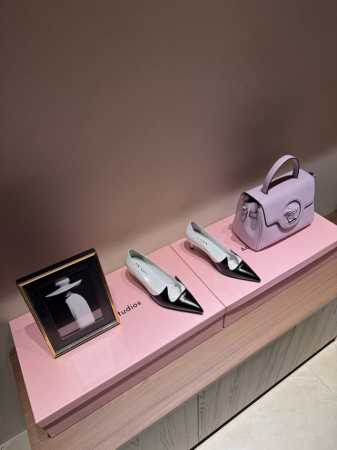 PRADA 普拉达25走秀尖头猫跟单鞋必须夸一下这双小猫跟挺高级的 酷中带点小性感！鞋面采用进口开边珠牛皮内里垫脚进口小羊皮 意大利进口牛皮大底跟高：5.5cm - 点击图像关闭