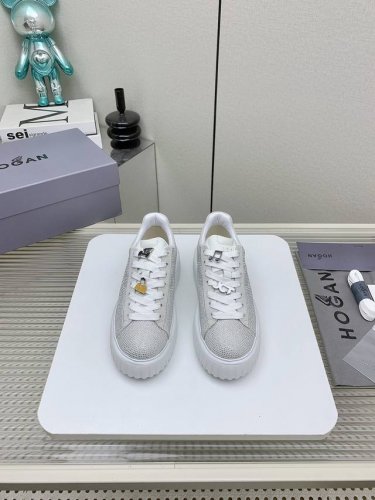 出厂 高版本 Hogan Vs最新款运动休闲系列 松糕厚底休闲鞋 流行 H拼色工艺~休闲运动鞋履精湛手工设计融入军装元素，兼职实用与个性造型感;多元材质融入缤纷