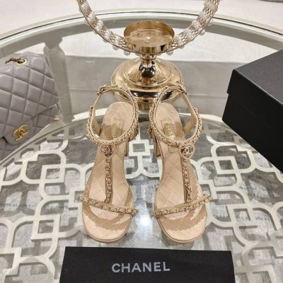 chanel 小香2025Ss春夏最新走秀时装 链条装饰 顶级品质 精确到1 1 轻奢而不累脚 上脚可随意搭配春夏的服饰 更加彰显质感和品味 简约中带奢华的外观