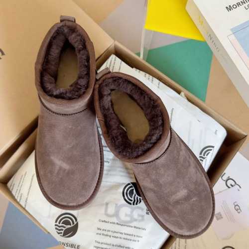 顶级版本： UGG 油叽叽 经典款 厚底 超短靴 雪地靴 原版购入开发 做货 UGG这款高跟雪地靴真的打破了传统以来厚底靴的风格，太有设计个性了，深得少女心啊哈