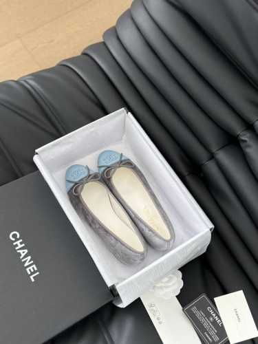 新版面 Chanel 新色芭蕾舞鞋 原版1:1复刻 经典中的经典 无论搭配裤装还是裙装都是完美 小圆头的设计很好的修饰脚型 ，小仙女们必备！ 跟高：2.5Cm
