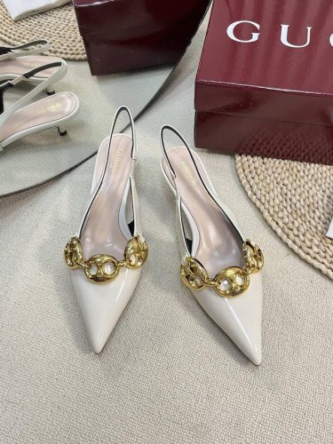 Gucci 24Ss新款 G家尖头新款圆扣型系列 经典再现 简约设计高雅品质 鞋面以羊漆皮3个五金圆扣材料匠心打造 鞋面缀饰亮眼的新款小猪鼻扣中间Logo 后带