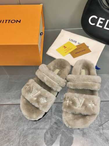 LV 2024新款秋冬毛绒拖鞋超级可爱 这一季的又让我重新爱了它一次！这季节美鞋太多这款毛拖真的是让我无法自拔真太可爱了～ 毛茸茸的羊毛是选用欧洲进口A级羊羔毛