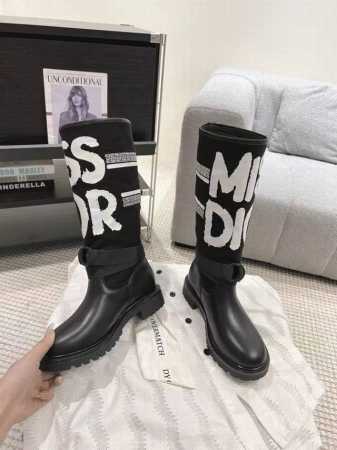 Dior 迪奥 20ss秋冬最新海报款电绣拼色字母logo圆头中筒女靴 那尔那茜同款低跟一脚蹬骑士军靴 原版开发顶级高端版本 材质：鞋面进口小牛皮拼接最新进口 - 点击图像关闭