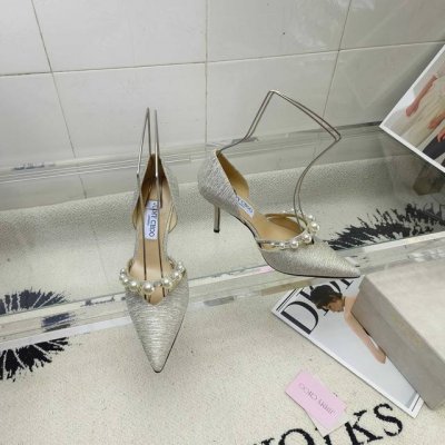 Jimmy Choo 周仰杰经典珍珠带尖头高跟鞋，我们家Jc一如既往品质优越 低调不失华丽 性感又不显张扬说的就是这款 上脚太好看了 鞋型是大家都爱的秀气款 非
