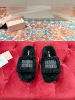 MiuMiu缪缪秋冬新款厚底毛毛拖 每逢秋冬来临 毛拖是必不可少的单品 不仅足够保暖 还能拥有舒适的触感无论搭配什么都有种漫不经心的时髦纯羊毛有用手拨开是厚厚实