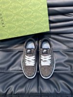 Gucc*X Nike联名低帮休闲运动鞋，采用头层牛皮拼接原版帆布精心制作，侧身联名印花logo装饰，双色橡胶鞋底、后侧鞋口和鞋跟处均带有品牌标志性细节，提升格