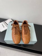 prada 普拉达 25Ss春夏新款 德训鞋 休闲鞋 精工制造 缝线均匀 皮质质感一览无余 多色拼接 时尚大方 柔软舒适透气 外侧饰有prada字母徽标 搭配织