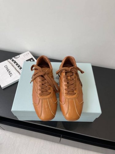 prada 普拉达 25Ss春夏新款 德训鞋 休闲鞋 精工制造 缝线均匀 皮质质感一览无余 多色拼接 时尚大方 柔软舒适透气 外侧饰有prada字母徽标 搭配织