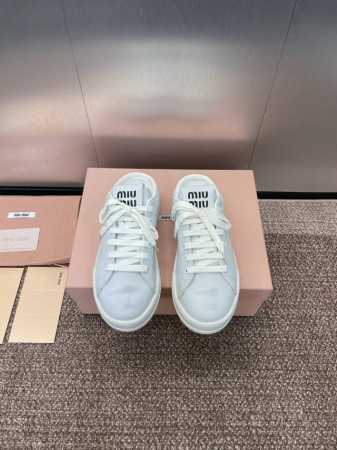 工厂价 Miumiu 2025春夏高定系列走秀新款果冻色系带休闲运动小白鞋 缪缪明星同款字母Logo圆头拼色滑板女拖鞋 材质 鞋面进口小牛皮+水染羊皮内里+原版 - 点击图像关闭