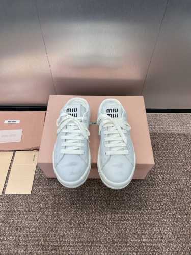 工厂价 Miumiu 2025春夏高定系列走秀新款果冻色系带休闲运动小白鞋 缪缪明星同款字母Logo圆头拼色滑板女拖鞋 材质 鞋面进口小牛皮+水染羊皮内里+原版