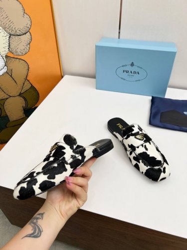 市场顶级版2670Ss prada普拉达三角标奶牛配色 顶级品质 集优雅知性复古可爱于一身 鞋面 马毛牛皮 内里 牛皮里 原版 意大利真皮大底 size 35-