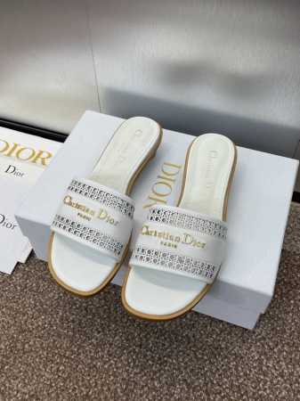 工厂p价p 迪奥 Dior 2025 春夏新款 D-Lane 果冻色镂空粗跟女鞋 Cd字母Logo五金扣低跟圆头露趾凉拖鞋 市面顶级版本 材质:鞋面进口小牛皮+ - 点击图像关闭