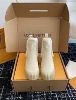 代购级羊皮里 羊毛里 官网同步飞机盒 Louis Vuitton路易威登 网红，大明星走秀新款 一脚蹬短靴 休闲百搭时尚潮流款，上脚舒适 搭配路易威登标识点缀亮