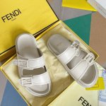 顶级版本 皮面 Fendi芬迪 最新配色 情侣款Feel老花Ff凉拖鞋 原版购入开发 做货 芬迪早秋最新款 双带平底拖鞋，带Ff Baguette装饰性搭扣。奶