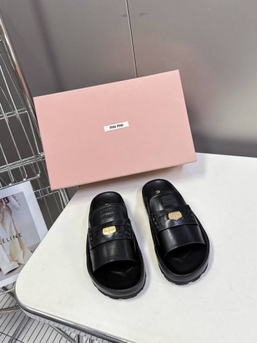 Miumiu缪缪2025春夏最新款钱币拖鞋 超多网红明星种草 夏天必备 Miu家少女风穿搭 钱币拖鞋真的好好看无敌搭配怎么穿都超美！钱币的设计很复古 五金扣是按