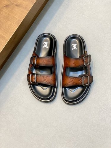 l 牌奢品男士拖鞋，1:1高端品质，纯手工制作 头层牛皮材质，休闲阳光宽松舒适型，最高版本高品质精品，百经典款，夏季必入哦！绿色 Size：39-44 45 订