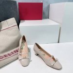 高品质出厂380！顶级品质Valentino 华伦天奴25Ss早春秀场主推新款！ 新品蝴蝶结粗跟单鞋！ 高辨识度的个人风格靠拢 V扣五金蝴蝶结装饰灵动又温柔 方