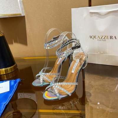 Aquazzura ｜来来菠萝 新款 春夏新品高跟凉鞋。真丝包跟中底，鞋面满满的钻，超闪 精致女人必备款太性感了吧！超级显气质的一款。 松紧套脚一字踝带高跟，简