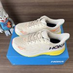 顶级Hoka One One Clifton 9 香槟白黄 克里夫顿系列 鞋面:采用轻盈透气的针织网面和纱线，增强鞋面的强度和支撑性能 搭配柔软的鞋舌 让双脚在