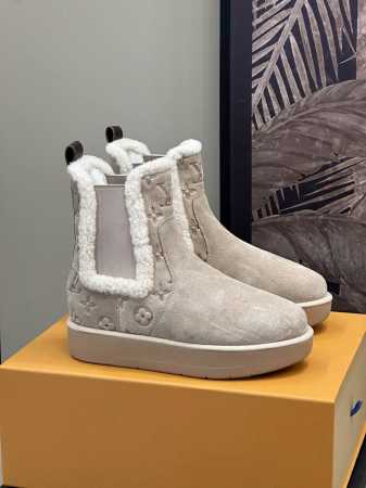 工厂 。 Louis vuitto n fw24 new arrival～ 1v 24秋冬厚底切尔西毛毛靴，皮毛一体材质；温暖呵护！压印老花细节和毛毛衍边设计， - 点击图像关闭