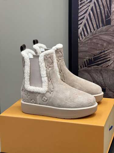 工厂 。 Louis vuitto n fw24 new arrival～ 1v 24秋冬厚底切尔西毛毛靴，皮毛一体材质；温暖呵护！压印老花细节和毛毛衍边设计，