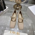 出厂 25Ss早春新款Dior迪奥D-My 五金字母方头高跟鞋 这款My Dior 高跟鞋是二零二五春夏成衣系列新品 彰显精致的优雅气质 采用牛皮革精心制作 点
