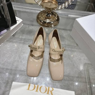 出厂 25Ss早春新款Dior迪奥D-My 五金字母方头高跟鞋 这款My Dior 高跟鞋是二零二五春夏成衣系列新品 彰显精致的优雅气质 采用牛皮革精心制作 点