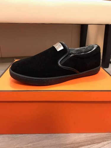 出厂价 UGG 新款休闲低帮男鞋 ，完美做工配时尚超霸气的搭配 ，鞋面采用进口意大利专用磨砂皮，保暖绒里，引用越南耐磨防滑大底。懒人必备套脚款，上脚休闲适合各种