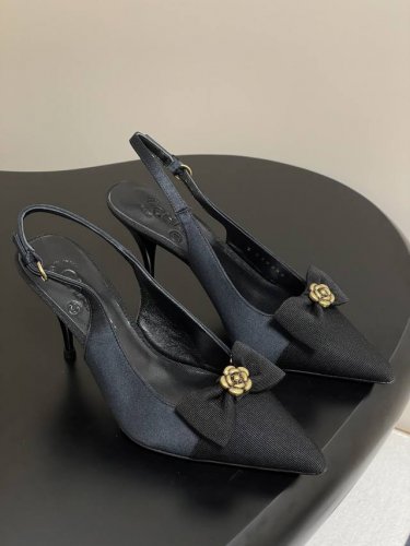 25Ss早春新品Chanel香奈儿 小香尖头蝴蝶结后空高跟凉鞋 山茶花扣高跟鞋 尖头设计:优雅显瘦，拉长腿部线条蝴蝶结装饰:甜美可爱，增添女性魅力高跟设计:显高