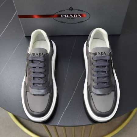 出厂价 Prada 普拉达 -高端品质 原单 -鞋面：纳帕小牛皮、摔纹小牛皮拼接弹力布面、鞋舌高周波品牌logo -内里：水染牛皮 -大底：超轻tpu发泡 橡胶 - 点击图像关闭