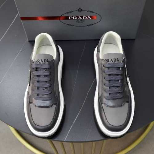 出厂价 Prada 普拉达 -高端品质 原单 -鞋面：纳帕小牛皮、摔纹小牛皮拼接弹力布面、鞋舌高周波品牌logo -内里：水染牛皮 -大底：超轻tpu发泡 橡胶