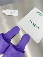 Bv 葆蝶家 春夏 平底大编织拖鞋 紫罗兰色 编织设计元素 堪称Bv家族设计基因 鞋面采用手工编织 搭配内胆舒适设计 设计感十足 一款彰显个性 潮流神级单品 所