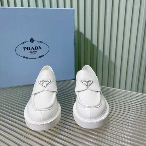 PRADA 普拉达三角牌复古乐福鞋 这款鞋面搭配三角牌金属扣，中和了整个鞋子的气质，完全不会特别正式或者老气，有点俏皮感觉但完全不会甜腻 质感非常的好 鞋面：进