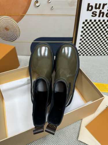 代购级Louis Vuitton 春夏LV 路易威登秋冬新款复古厚底鞋系列 乐福鞋 可爱十足非常减龄，完全不害怕显腿短，穿上后显得腿又瘦又直，超级推荐！ 简约好