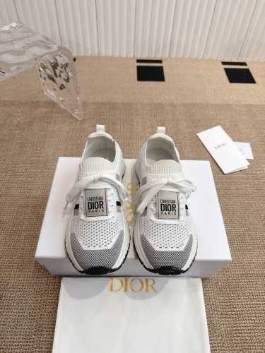 Dior Run'n'dior 运动鞋 这款 Run'n'dior 运动鞋是二零二五秋季系列新品 以优雅时尚的造型重新演绎运动风格 鞋面采用白色和黑色网眼织物精