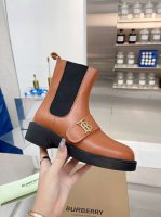 冲量价: 新款-- BURBER*Y专柜主打款、出自名师设计。 搭配巴家独有的格子风格 鞋面采用顶级牛皮+羊皮内里 羊皮垫脚， 绝对是今年引领时尚的流行元素 同