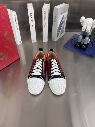 低帮红色满钻钉款 顶级版定制 2023 无论是楦型、面料、钻、钉、内里、大底、都尽可能的接近zp 鞋底原厂特供原版底 内里进口水染牛皮 私人定制时间3-7天左右