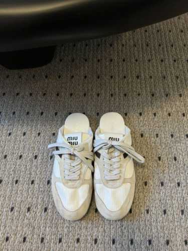 代购级Miu Miu 25ss 春夏新款走秀MiuMiu 德训 休闲半拖秀场工艺来自Miu Miu系列的细节特写 新季的潮流要素一与此刻挚爱的概念，多元对撞，传