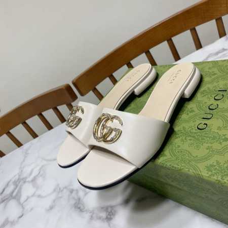 米白 Gucci 古奇 小圆头粗跟凉拖鞋，点钻双扣搭配，一贯的时尚.简约.大气.百搭 鞋面为混种羊皮，里垫为羊皮，真皮大底，原版开发五金饰扣 码数：35 40码 - 点击图像关闭