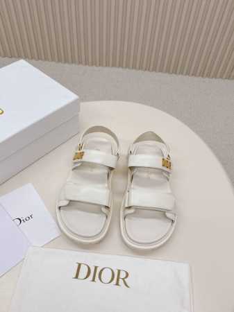 Dior经典款凉鞋 这款混种羊皮 Dioract 凉鞋款式时尚。搭配贴合脚型的内底，采用格外轻盈、舒适的皮革制作。鞋面饰带采用魔术贴开合，搭配金色饰面金属“Di - 点击图像关闭