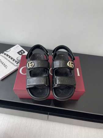 Gucci 25Ss夏季新品女士压花Gg凉鞋 这款凉鞋以Gg皮革匠心打造 缀饰一眼可辨的双G标识 配以浅金色调配件 为整个设计注入一抹精致优雅气息 原版定制牛皮 - 点击图像关闭
