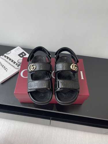 Gucci 25Ss夏季新品女士压花Gg凉鞋 这款凉鞋以Gg皮革匠心打造 缀饰一眼可辨的双G标识 配以浅金色调配件 为整个设计注入一抹精致优雅气息 原版定制牛皮