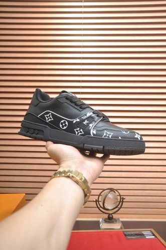出厂价P 原版开发 品质出货 欢迎对比 Lv板鞋系列 Lv Trainer Maxi运动鞋将成衣系列的宽松廓形引入Virgilabloh笔下的Lvtrainer